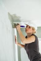 חשוב להקפיד על משיחות ישרות ומסודרות, במיוחד באזור החיבור בין קיר צבוע לקיר לא צבוע או החיבור בין שני קירות בצבעים שונים